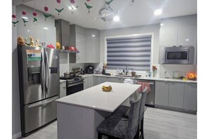 Kühlschrank, Wasserkocher mit Kaffee-/Teezubehör