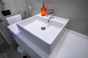 Dusche, Haartrockner, Bidet, Handtücher