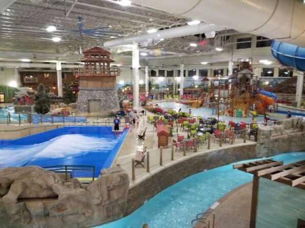 Pool - King Beds, Sleeps 11, *Entertainment Included!* (Burnsville)