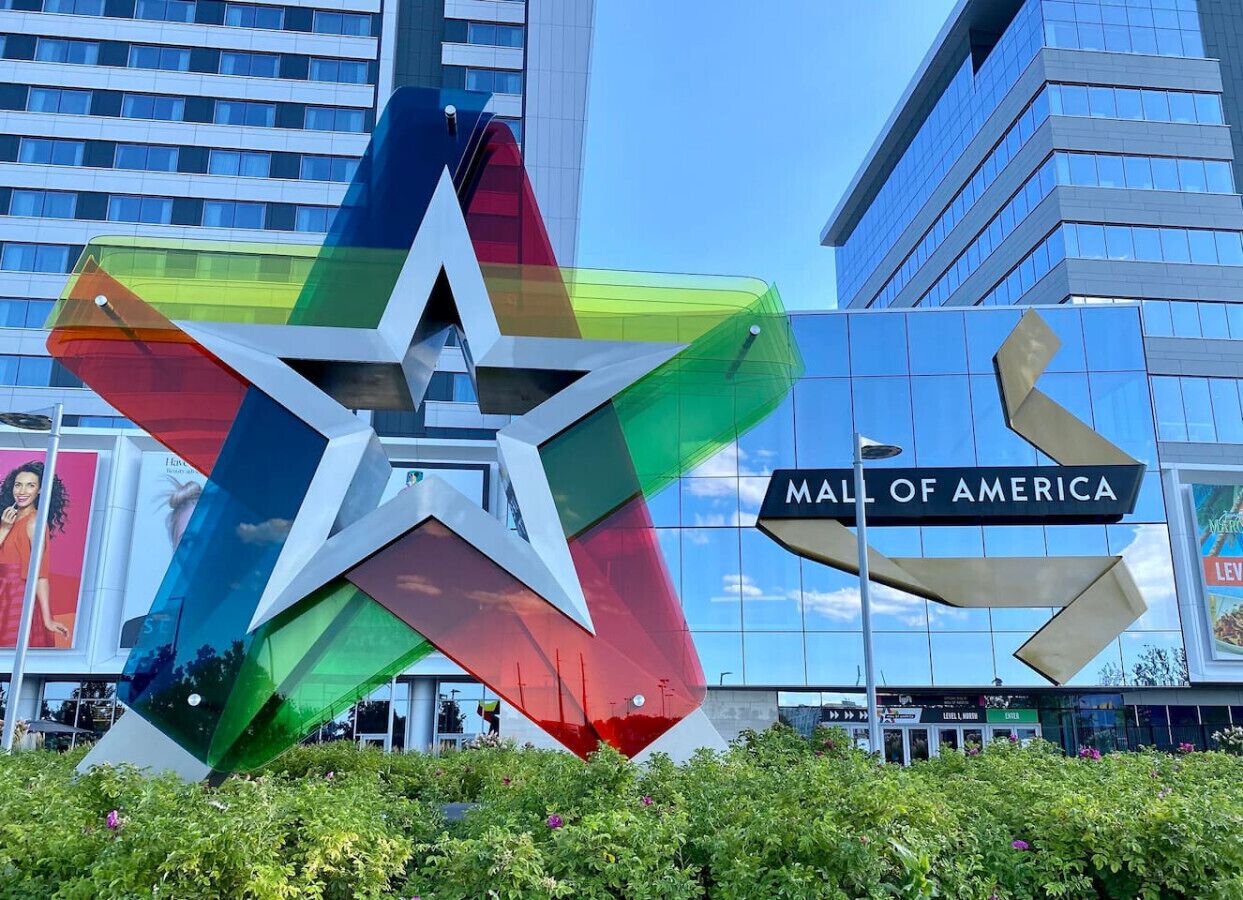 Een groot stervormig beeld met een 'Mall of America' bord op de achtergrond.