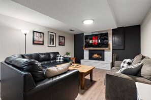 TV, ping pong - King Beds, Sleeps 11, *Entertainment Included!* (Burnsville)