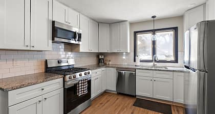 King Beds, Sleeps 11, *Entertainment Included!*