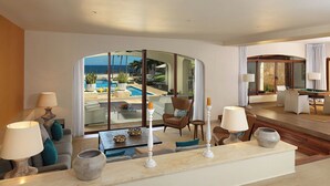 Una sala de estar moderna con vista a la piscina, una mesa de billar y un área de estar confortable.