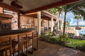 6 bars/lounges