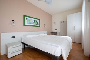 3 habitaciones, tabla de planchar con plancha, cuna de viaje y wifi 