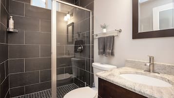 Douche, sĂšche-cheveux, serviettes fournies, savon