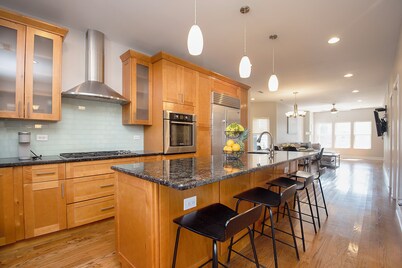 Luxury duplex home in Roscoe Village/Wrigley Field with Free Street Parking