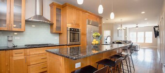 Luxury duplex home in Roscoe Village/Wrigley Field with Free Street Parking