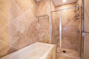 Douche, sèche-cheveux, serviettes fournies, savon