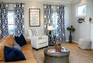 TV connectée, cheminée, livres, chaîne hi-fi