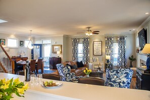 TV connectée, cheminée, livres, chaîne hi-fi