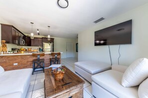 Smart TV, video games, DVD player, foosball - Pebble Beach (Duck Key)