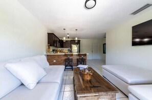 スマートテレビ、テレビゲーム、DVD プレーヤー、テーブルサッカー台