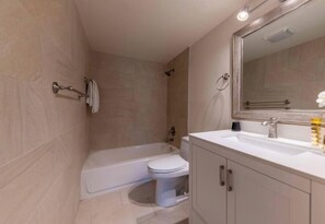 Douche, sĂšche-cheveux, serviettes fournies, savon