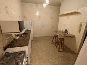 Micro-ondas, cooktop, mesas de jantar