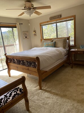 3 bedrooms, in-room safe, iron/ironing board, travel cot - Relax and unwind at beautiful Bass Lake (Bass Lake)