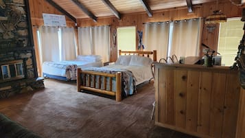 3 bedrooms, in-room safe, iron/ironing board, travel cot