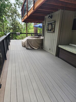Property grounds - Relax and unwind at beautiful Bass Lake (Bass Lake)