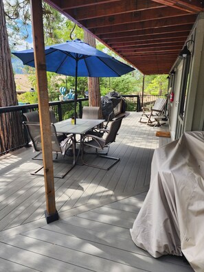 Outdoor dining - Relax and unwind at beautiful Bass Lake (Bass Lake)