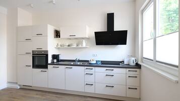 Ofen, Herdplatte, Geschirrspüler, Wasserkocher mit Kaffee-/Teezubehör