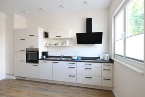 فرن، موقد طهي مسطح، غسالة أطباق، ماكينة لصنع القهوة/الشاي