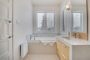 Dusj, hårføner, håndklær og toalettpapir