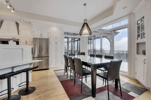 Dining - Comfortable chalet with a breathtaking view of the river (Petite-Rivière-Saint-François)