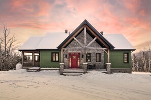 Exterior - Comfortable chalet with a breathtaking view of the river (Petite-Rivière-Saint-François)