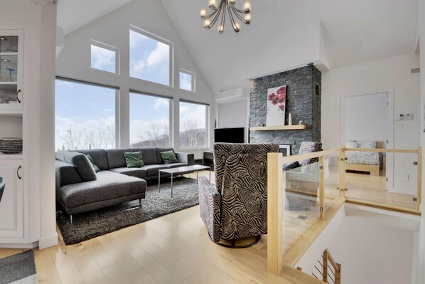 Smart TV, fireplace, table football, stereo - Comfortable chalet with a breathtaking view of the river (Petite-Rivière-Saint-François)