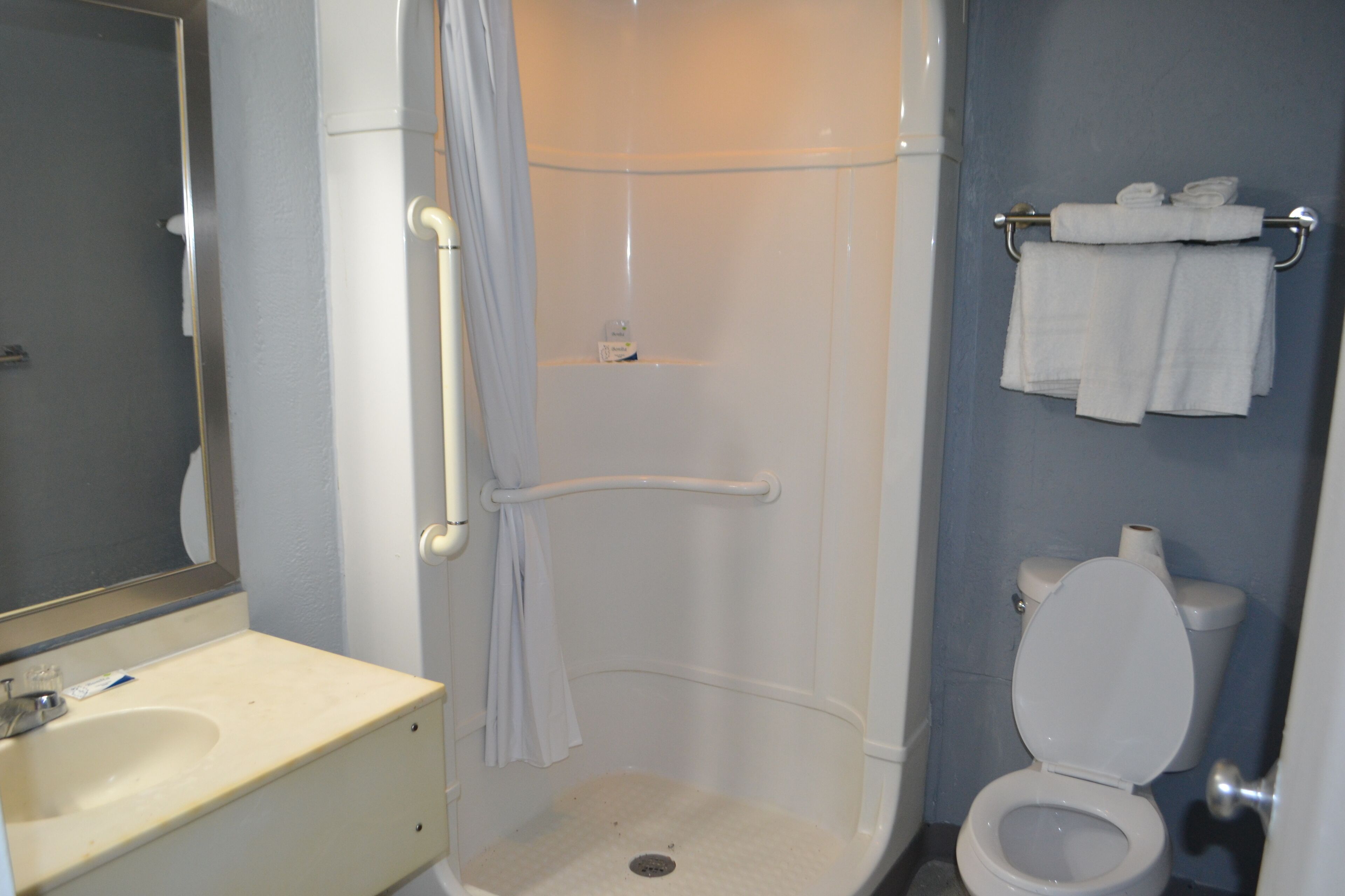 Standard-Doppelzimmer | Badezimmer | Kostenlose Toilettenartikel, Haartrockner, Handtücher, Seife