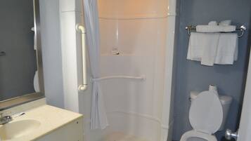 Standard-Doppelzimmer | Badezimmer | Kostenlose Toilettenartikel, Haartrockner, Handtücher, Seife