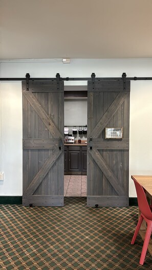 Free daily continental breakfast - Valued Stay Aloha (Madison)