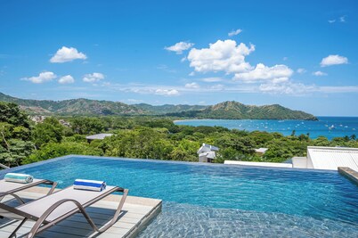 Playa del Coco Hillside Villa • 4BR • Infinity Pool • Bay & Ocean Views