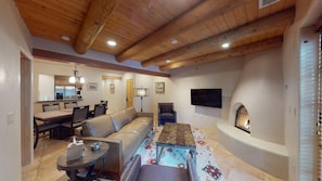 Televisión y chimenea