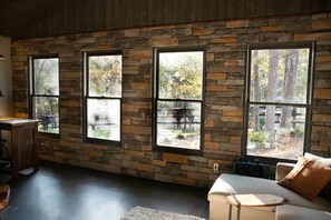 TV connectée, lecteur de DVD, livres, chaîne hi-fi