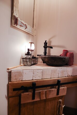 Secadora de cabello, toallas, jabón, shampoo 