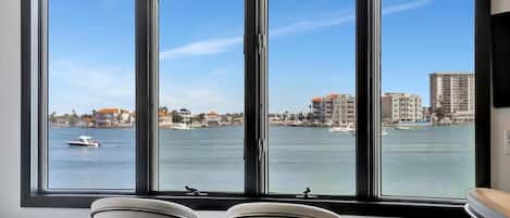 Suite Studio Design, 1 grand lit, vue baie | 1 chambre, fer et planche Ă repasser, Wi-Fi gratuit, draps fournis
