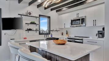 Design Studio Suite, 1 Queen Bed, Bay View | Private kitchenette