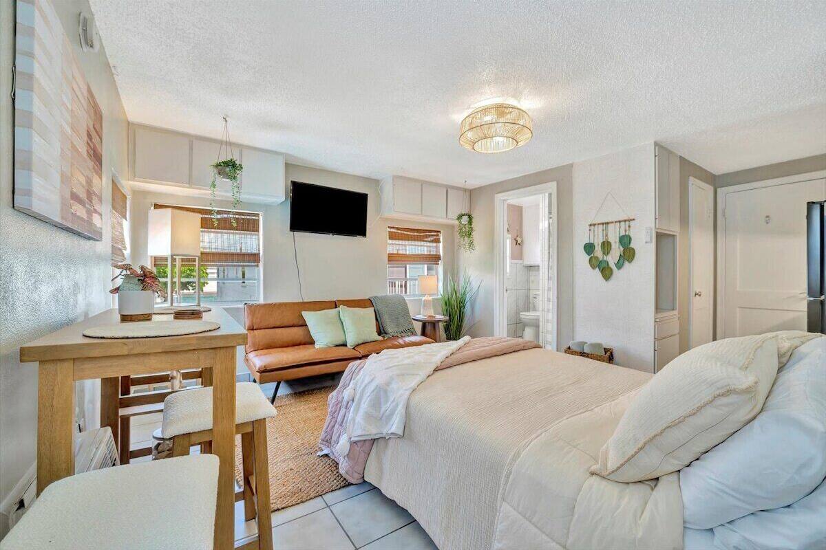 Studiosuite – deluxe | Oppholdsområde | En 45-tommers smart-TV med digitale kanaler