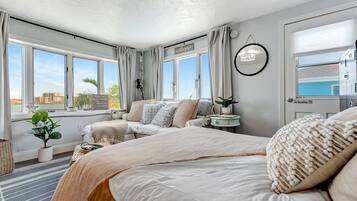 Luxury Studio Suite | Iron/ironing board, free WiFi, bed sheets