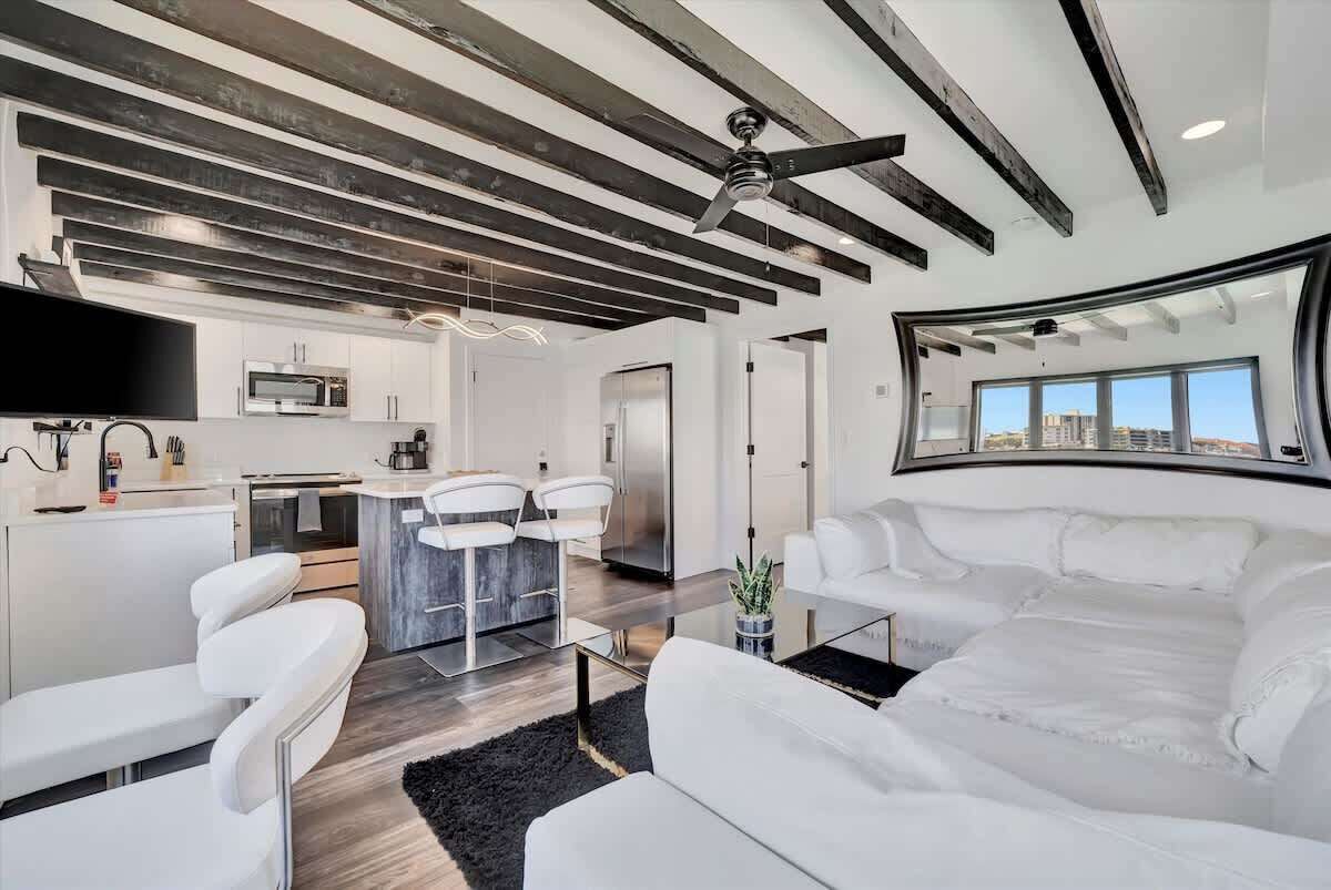 デザイン スタジオスイート クイーンベッド 1 台 ベイビュー | リビング エリア | 45 インチのスマートテレビ (デジタル放送視聴可)