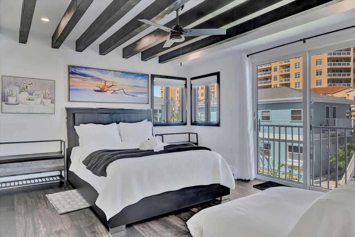 Design Studio Suite, 1 Queen Bed, Bay View | Iron/ironing board, free WiFi, bed sheets