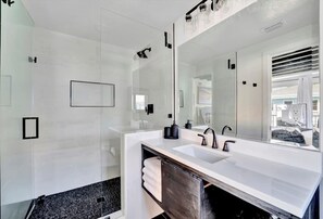 時尚開放式套房, 1 張加大雙人床, 海灣景觀 | 浴室 | 淋浴設備