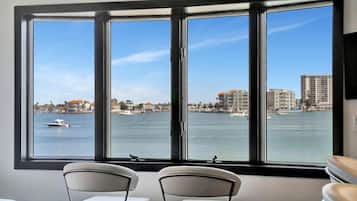 Design Studio Suite, 1 Queen Bed, Bay View | Iron/ironing board, free WiFi, bed sheets