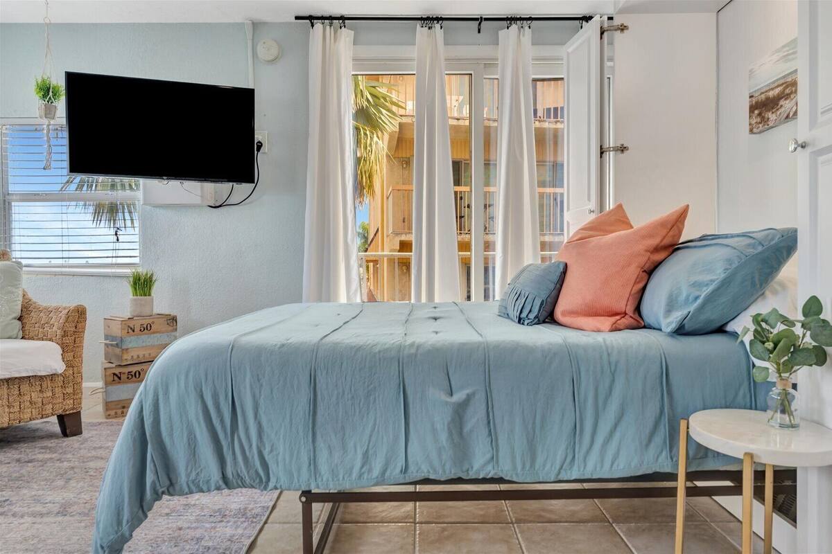 Signature Single Room, Bay View | Iron/ironing board, free WiFi, bed sheets