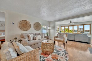 Executive Apartment, 2 Bedrooms, Bay View | Living area