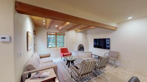 Televisión y chimenea 