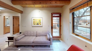 Televisión y chimenea 