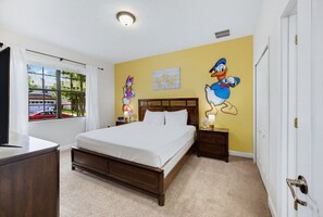 1 habitación, tabla de planchar con plancha y cuna de viaje 