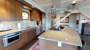 冰箱、微波炉、烤箱、炉灶